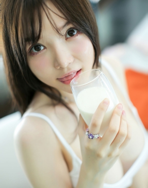 模特@糯美子Mini三亚旅拍写真发布，白色吊带系列，居家女友视角童颜巨乳清纯可人不失性感魅力