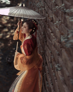 美模@久久Aimee云南旅拍第一弹，一个俏皮灵动生理发育过于超前的软妹，乳房浑圆腰身纤细，其中包括大理古城宋制汉服预告片，全身油压SAP水嫩皮肤和五星级酒店高级女仆深层次服务