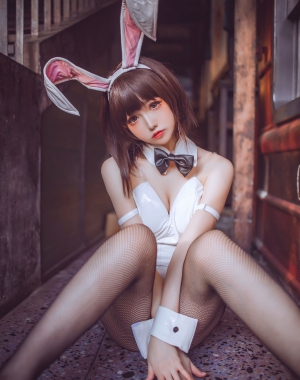 [网红COSER写真] 衣衣 – 加藤惠兔女郎