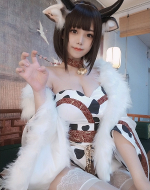 [网红COSER写真] 萌系小姐姐蜜汁猫裘 – 奶牛