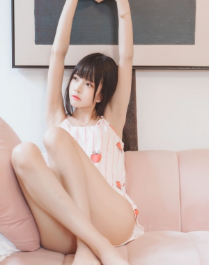 [COS福利] 桜桃喵 – 甜甜之唇边小草莓 写真套图